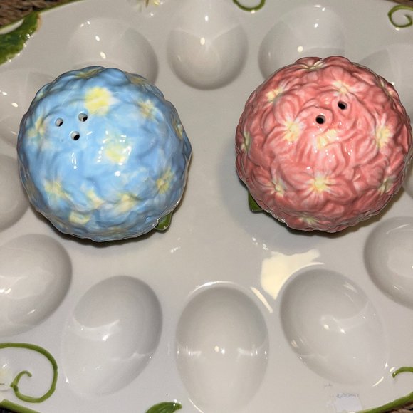 Bella Casa by Gantz, Vintage Deviled Egg Platter with S/P Shakers - Picture 3 of 16